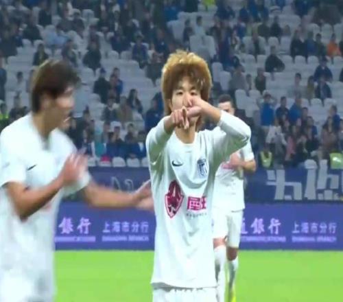 12!申花后防“乱成一锅粥”,遭大连队连入2球,吴曦闪转腾挪