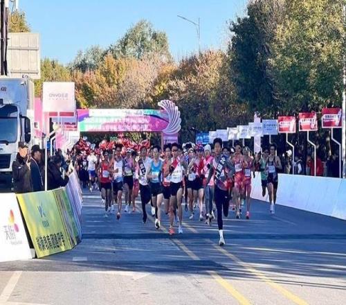 2025北京房山良乡大学城半程马拉松开跑,近万名跑者参与