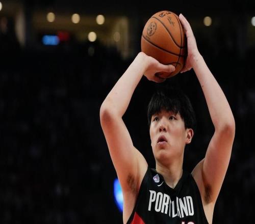 体坛快评出场时间不足,表现机会寥寥,小杨去G联赛不是坏事