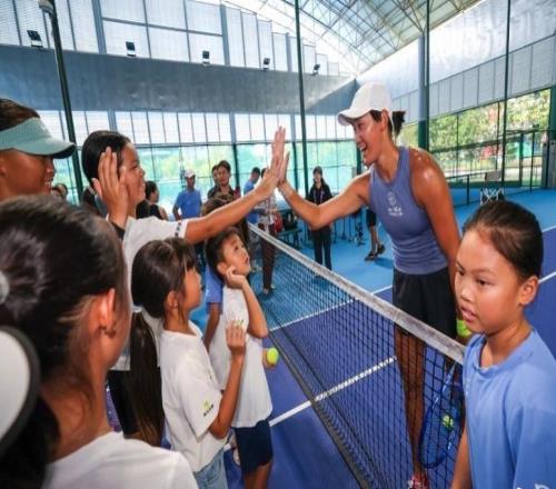王曦雨亮相广网青少年活动，现学现用秀粤语