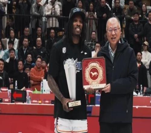 上赛季轰31+10+8率领上海CBA杯夺冠！36岁布莱德索回不来了