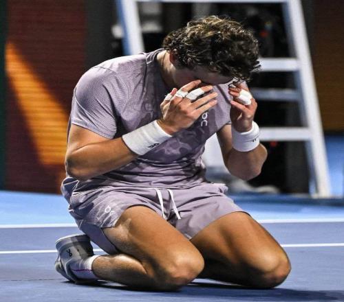 丰塞卡夺冠后透露赛前承诺剃光头,颁奖典礼坦言将冠军献给母亲