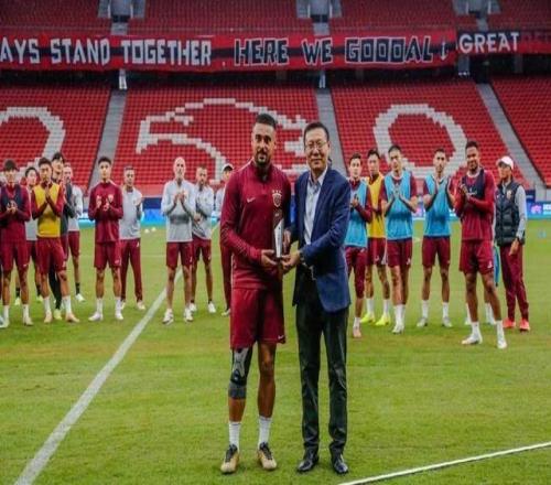 海港今日训练前，党总支书记沙良昌为李帅颁发百场纪念球衣