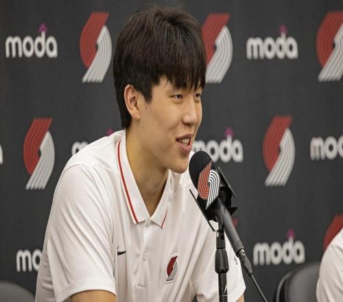 杨瀚森前5场只比姚明少4分!看完大姚数据,就发现小杨其实并不差