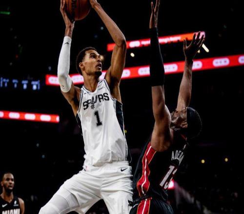 文班亚马27+18+6+5盖帽创NBA历史第1神迹，马刺5连胜创2大纪录