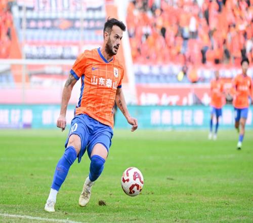 山东泰山2比1胜天津，孙启航中超首秀，瓦科丢点球，多打一人丢球
