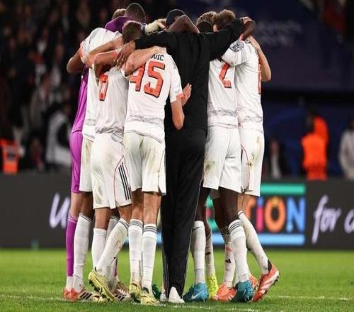 豪取16连胜，孔帕尼在客胜巴黎后与球员一同庆祝胜利