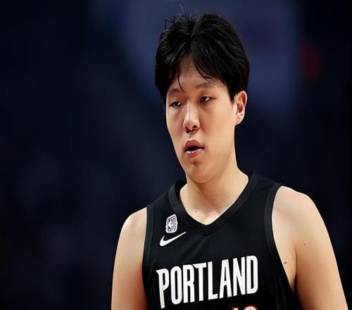 媒体人：每场打几分钟毫无意义，开拓者应该让杨瀚森去发展联盟