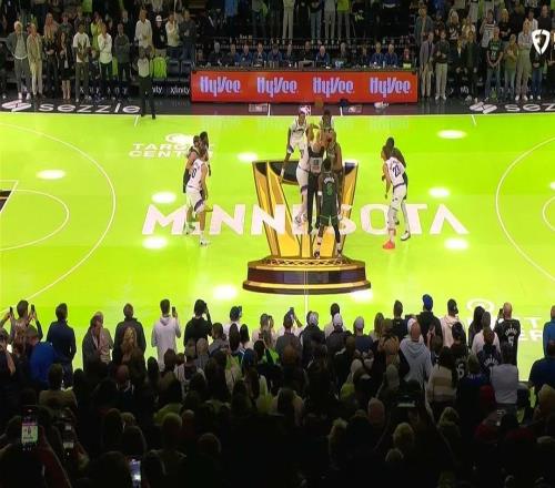 这场地晃瞎眼，森林狼NBA杯的亮绿色主场场地遭吐槽