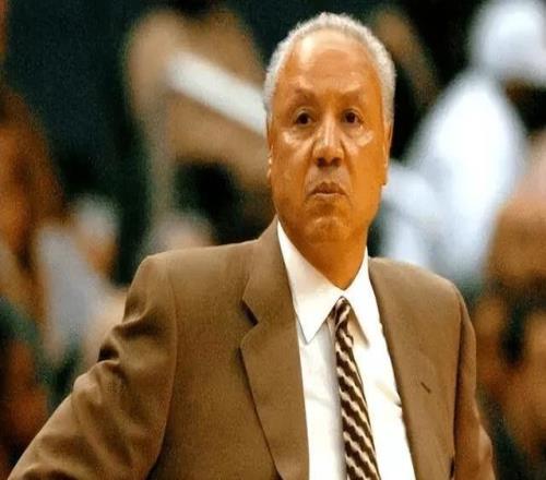 传奇巨星去世！NBA第一位千胜教练...