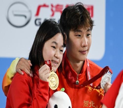 王宗源强势称雄十五运会男子三米板，全红婵现场调皮互动