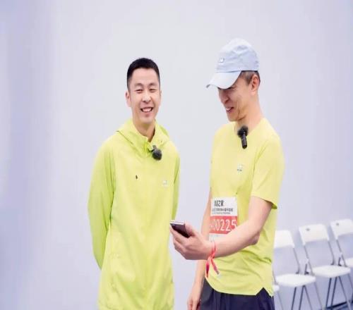 张朝阳完成半马挑战！与海澜周立宸共赴江阴新桥镇马拉松盛宴