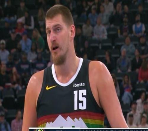 独一档，约基奇过去4个赛季砍下109次三双，第二名小萨仅50次