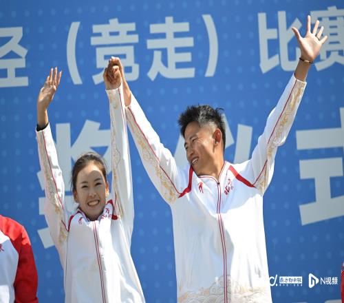 特写十五运会上，“三连冠”后的“公主抱”