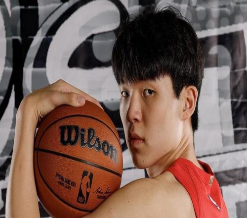 挑战外星人！文班高一尺，库里高一丈！给点阳光，给点时间，小杨也能灿烂一下的