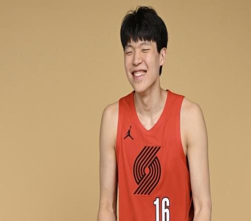 杨瀚森首秀拿什么数据才及格想回NBA，发展联盟保底20+10+5！