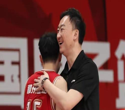 篮球速递！弗格抵达上海！青岛四外援到齐！