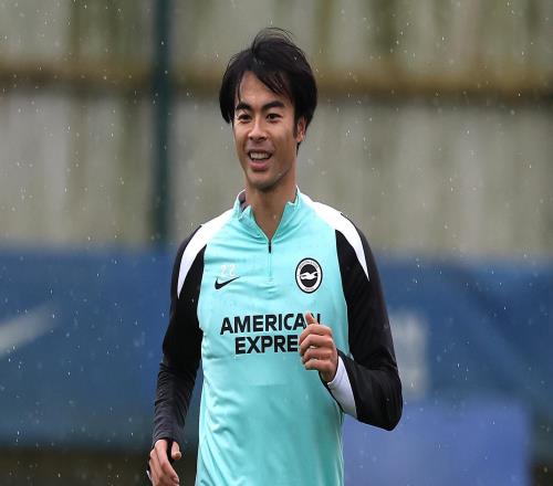 伤愈回归，三笘薰重返球场进行单独训练