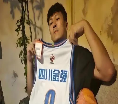 走了杨政来了曹芳！同曦签约34岁网红，球迷：真把CBA当儿戏