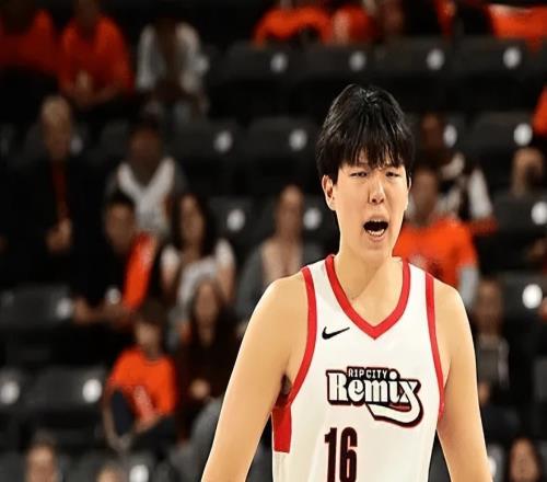 杨瀚森轰21分各界说啥苏群点赞进攻，队记曝内幕，教练高度评价