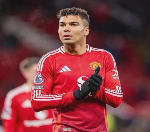 曼联某些球员好好学，卡塞米罗重回首发的秘密是不抱怨、多训练！