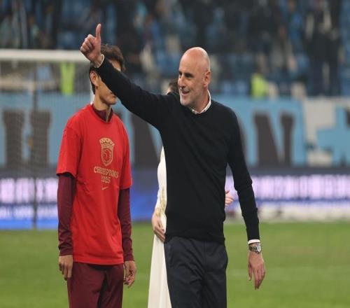 中超三连冠！赛季前没人看好的上海海港队，凭什么能实现伟业