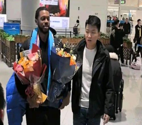 篮三名球员被租借，新疆裁掉新外援，李根重返中国篮坛！