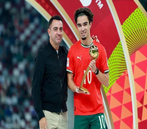 葡萄牙中场米德当选U17世界杯MVP，哈维为他颁奖