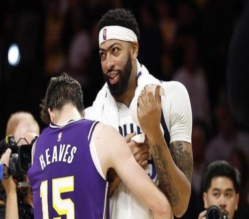 里夫斯：戴维斯是史上最顶尖球员之一不知道他为何想要我的球衣