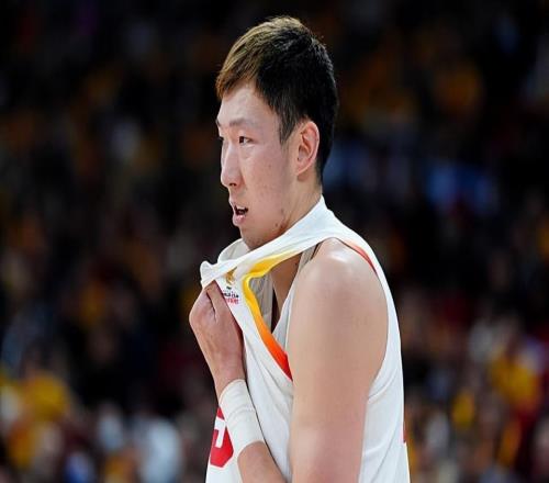 在场上反而是负面影响！中国队在今后真的没必要再征召周琦了