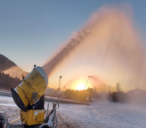 京郊滑雪场造雪机开足马力造雪，预计12月初集中开板