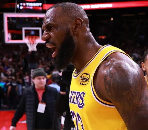 美国记者：本赛季是詹姆斯在湖人的最后一个赛季