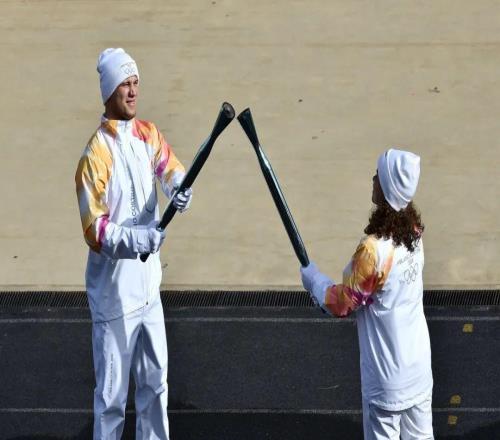 奥运要来了！保利尼参与冬奥会圣火交接并携火种抵达意大利