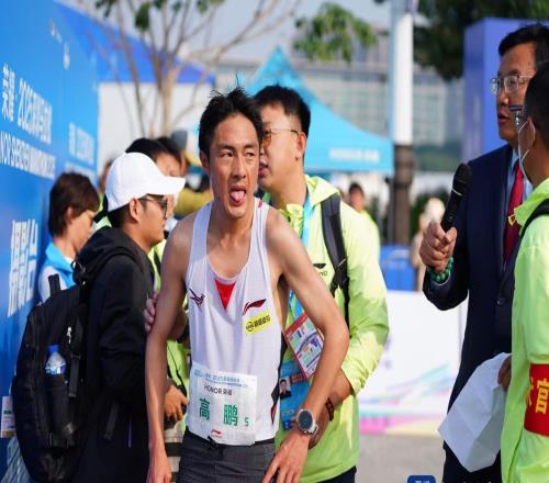 深马赛道串联山海天际季军高鹏：沿途加油观众让人感动