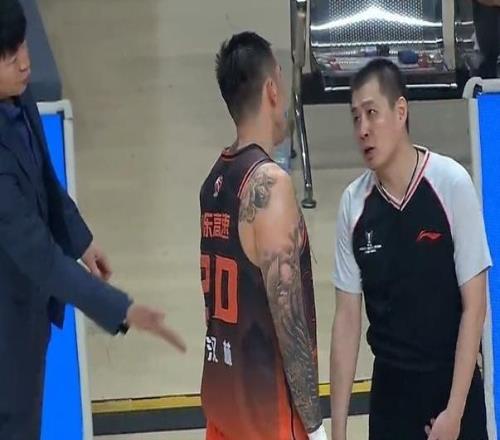 CBA杯“山东德比”裁判频繁纵容大动作引热议！媒体人质疑不作为