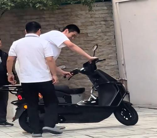 有趣！王洪泽买了车，开到广东队球馆后居然不会停车