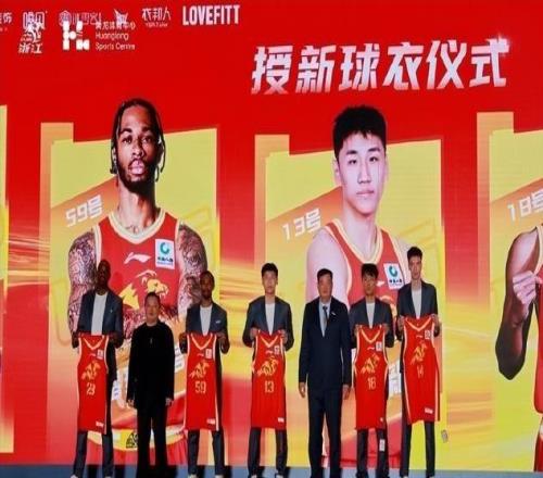 媒体人：山西男篮登上前往杭州的飞机，参加12日举行新赛季揭幕战