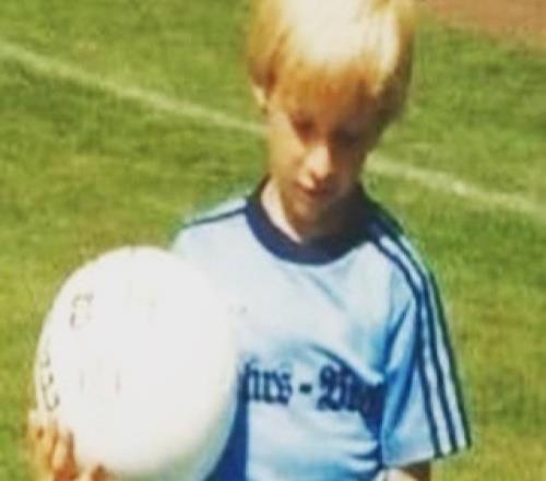 生不逢时的非典型中锋，15岁长太快差点退役，26岁世界杯走过场