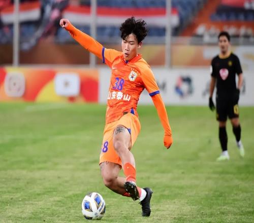 意外！谢文能本赛季刚结束就离开鲁能，现身新去处赢得球迷追捧