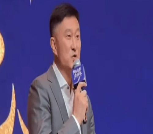 杜锋：没有被海哥严厉批评，新赛季要取得好成绩，然后一起快乐