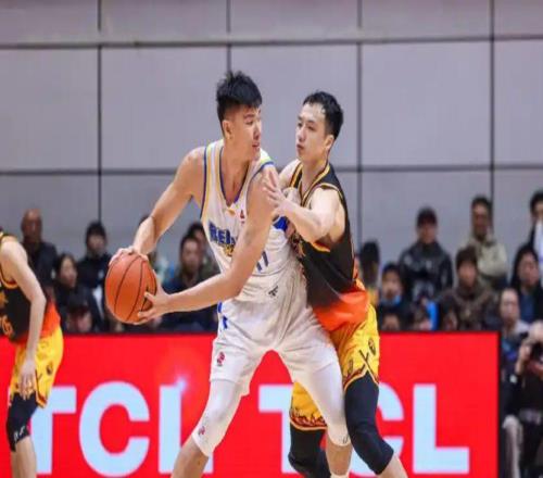 硬刚篮协北京潜力赛首发5人加起来154岁，球迷：马布里退早了