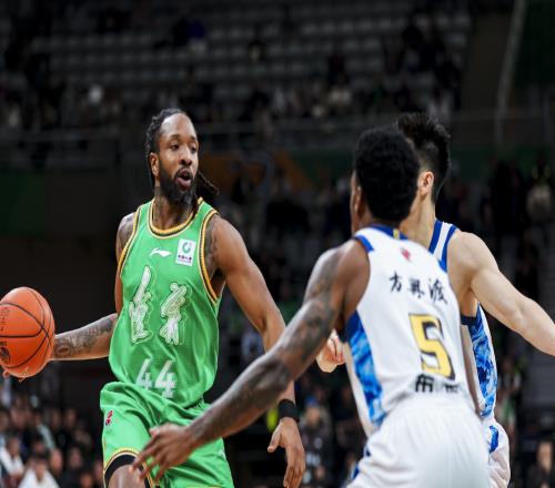 CBA大冷门！卫冕冠军遭辽篮16分复仇，超级外援18中5成输球罪人