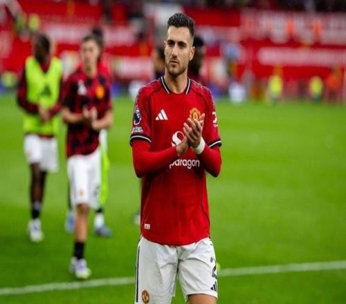 曼晚：曼联教练组给达洛特进行了一对一训练，改善其进攻站位