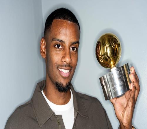 官方：伊萨克荣获2025年瑞典金球奖为职业生涯首次获奖