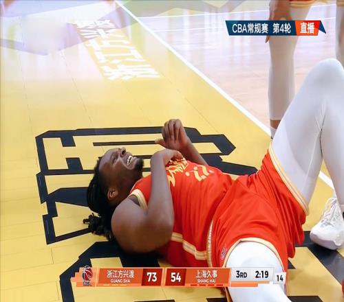 41分！1人击溃上海男篮，CBA强强对话：洛夫顿，成卢伟无言的痛！