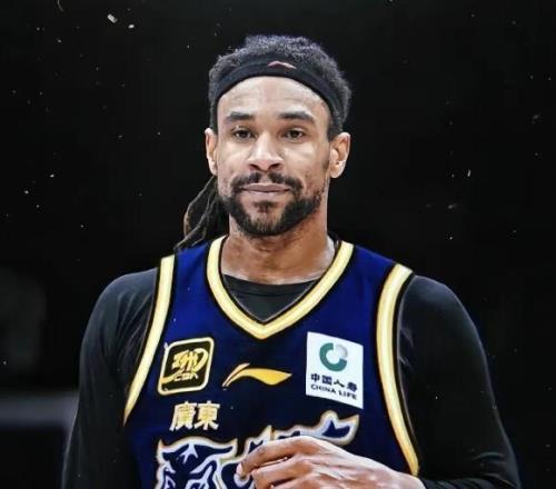 笑喷！广东外援萨林杰偷听青岛队战术画面曝光裁判都看不下去