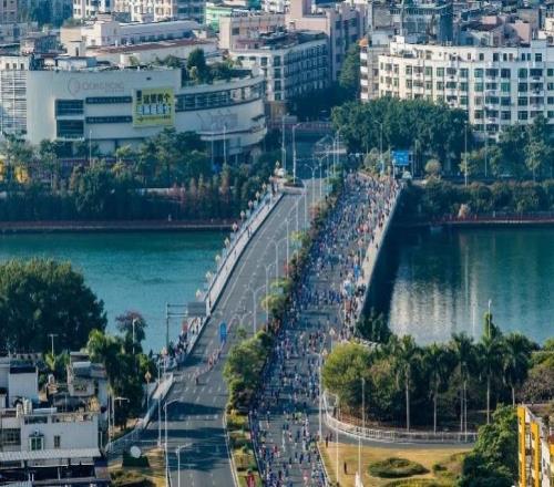 万名跑者穿行恐龙故乡，河源马拉松藏着广东最美山水画！