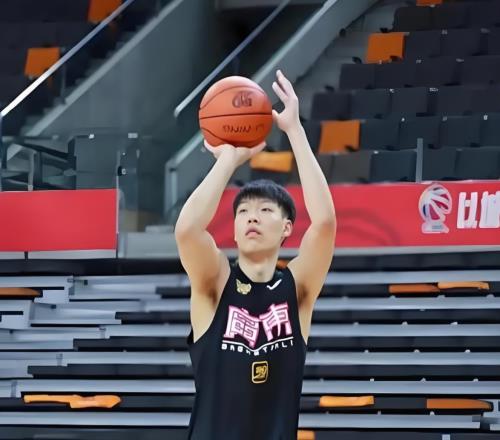 广东队迎来一个坏消息！2米05锋线悍将重伤本赛季提前报销