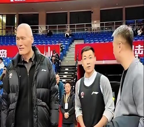 关注度拉满！郭士强现身CBA齐鲁德比赛前与高诗岩热聊引关注