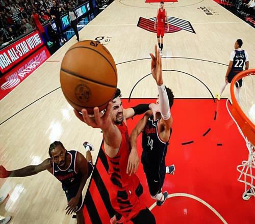 场上表现确实相当努力，但开拓者锋线新星也确实是有些不堪重负